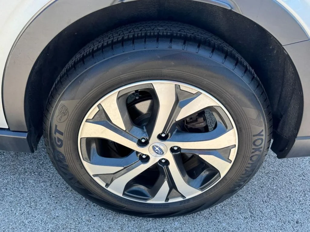 Used 2022 Ice Silver Metallic Subaru Limited image 7