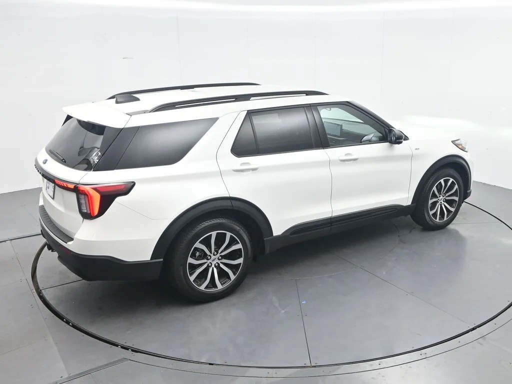 New 2026 Star White Metallic Tri-Coat Ford ST-Line image 36