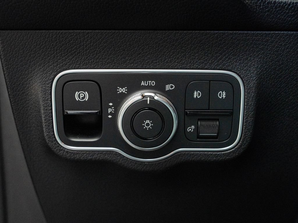 Used 2026 Mountain Grey Metallic Mercedes-Benz GLB 250 image 40