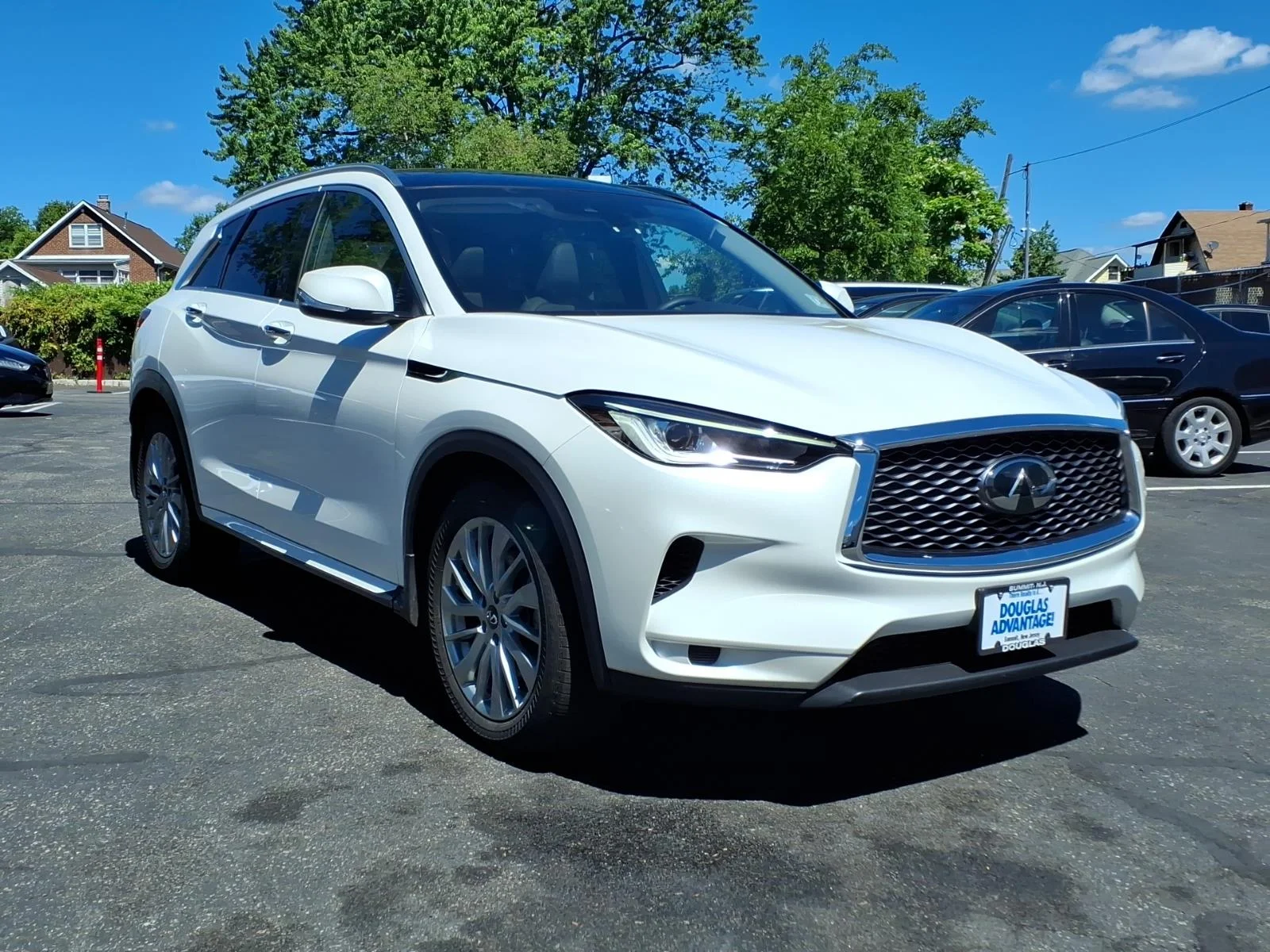 Certified Used 2025 White INFINITI LUXE image 4