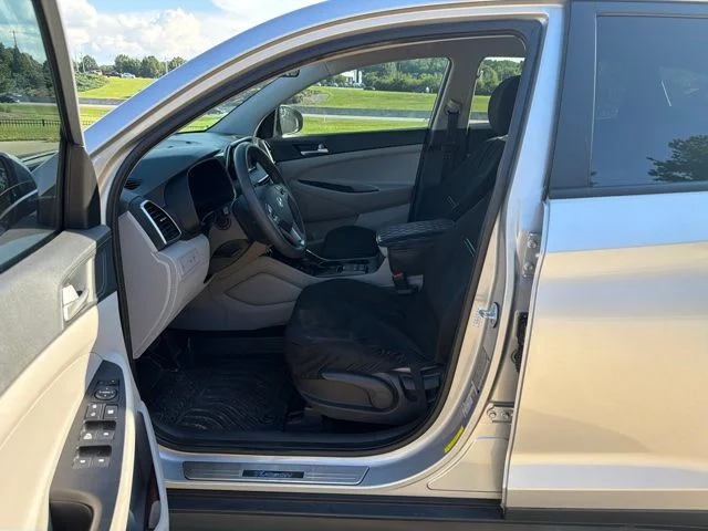 Used 2020 Silver Hyundai SE image 3