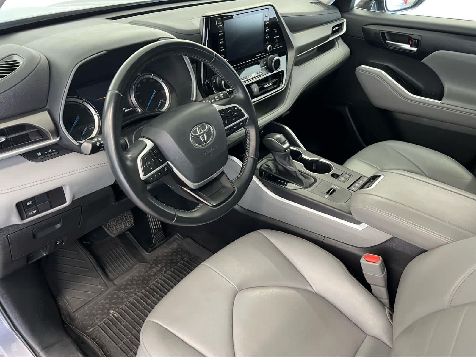 Used 2022 Magnetic Gray Metallic Toyota Hybrid XLE image 13
