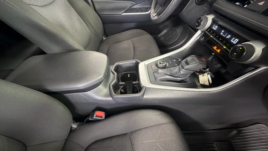 2025 Toyota RAV4 XLE - Photo 34