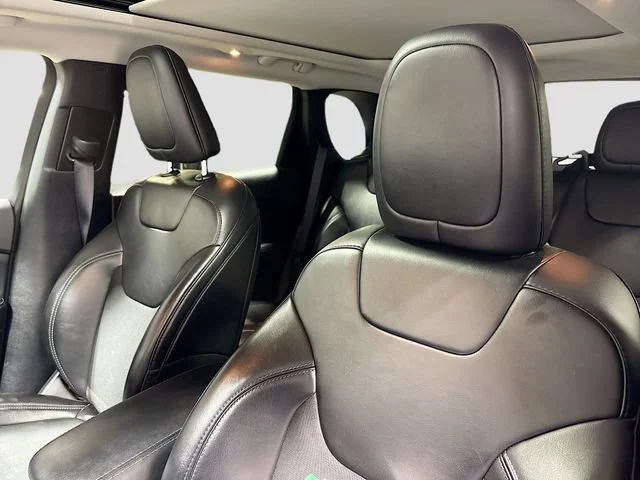 Used 2021  Jeep Latitude Plus image 21