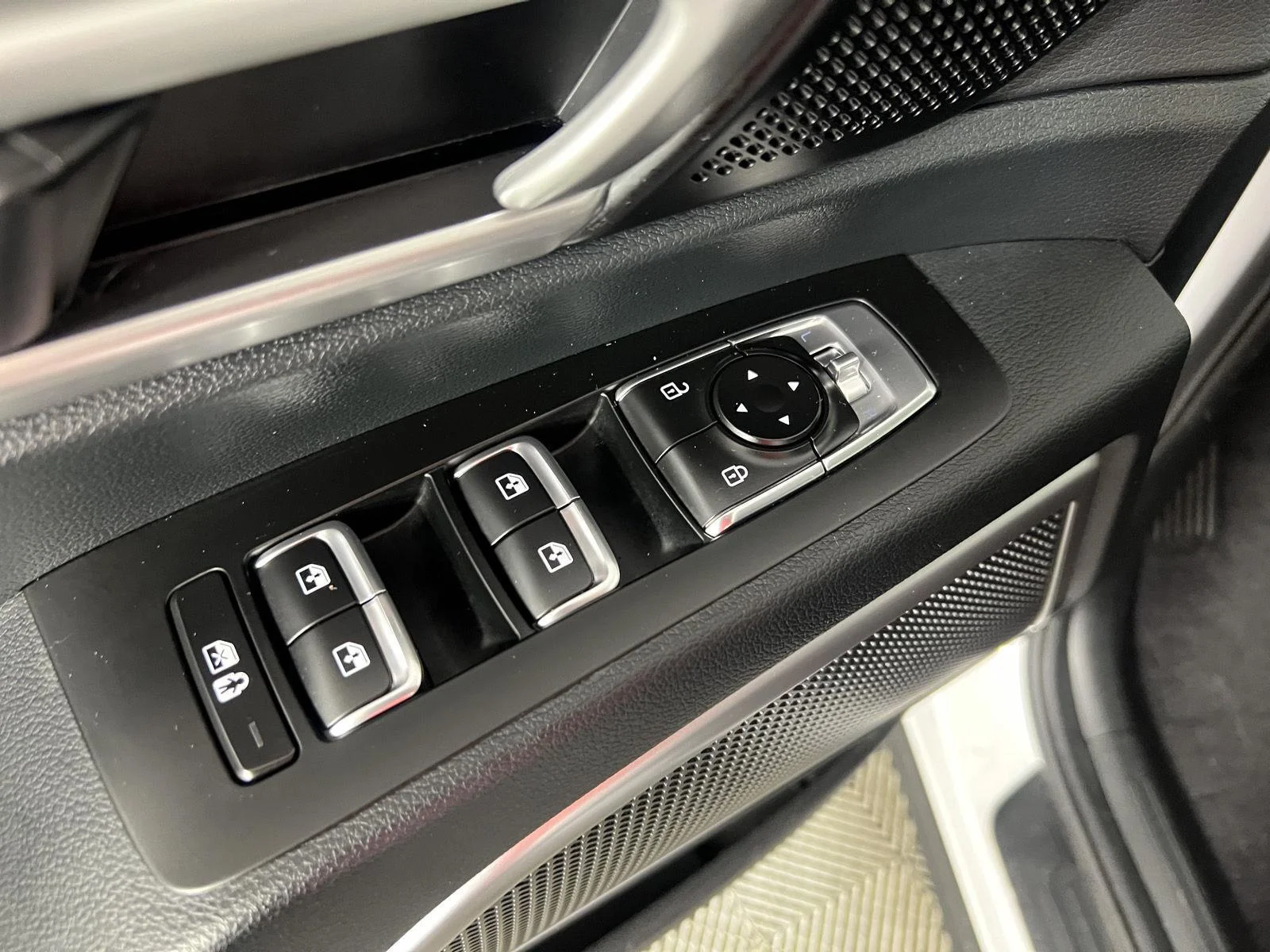 Used 2025 Glacial White Pearl Kia S image 17