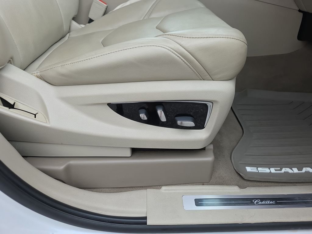 Used 2020 Crystal White Tricoat Cadillac Luxury image 41