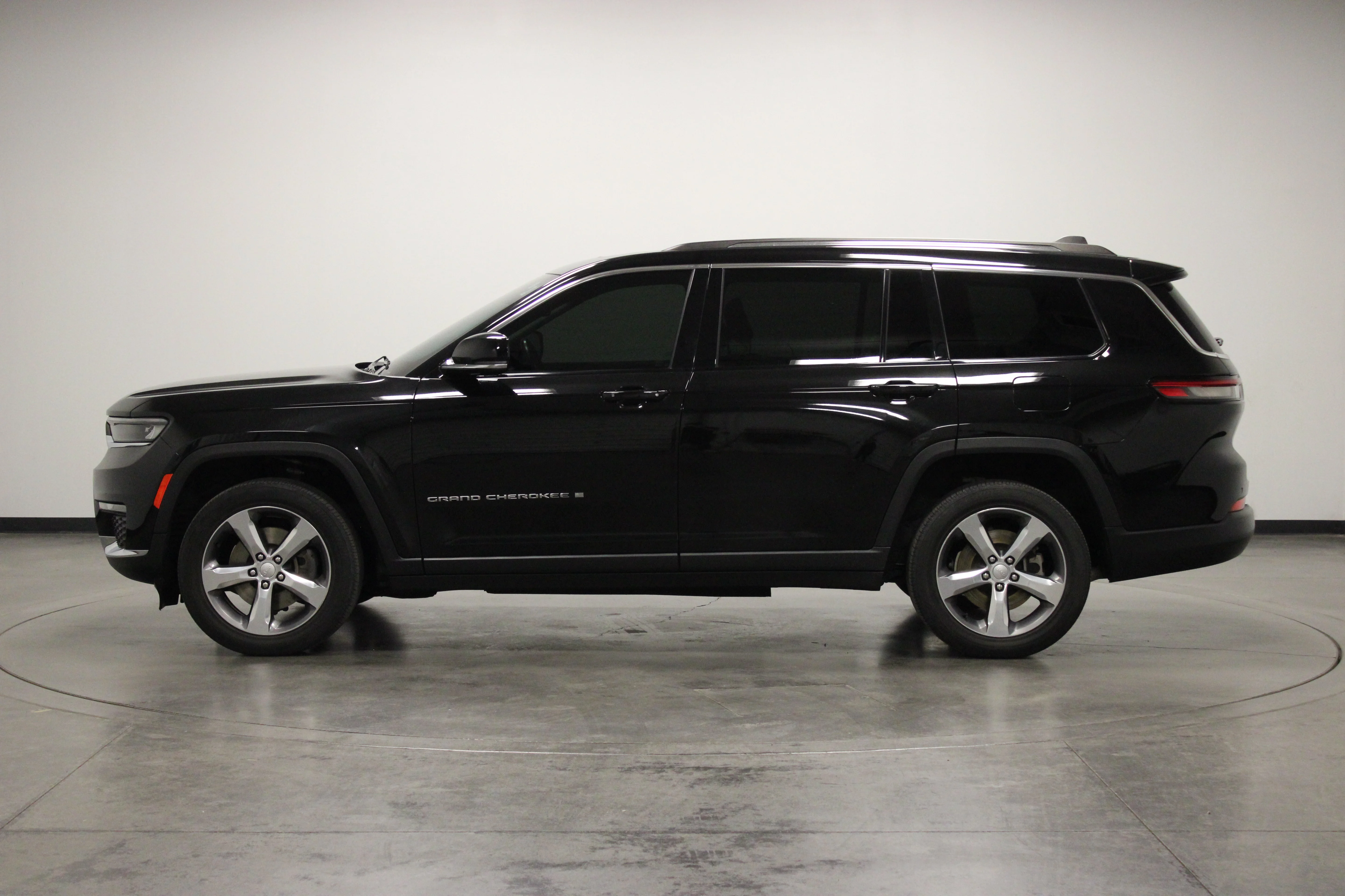 Used 2021 Diamond Black Crystal Pearlcoat Jeep Limited image 5