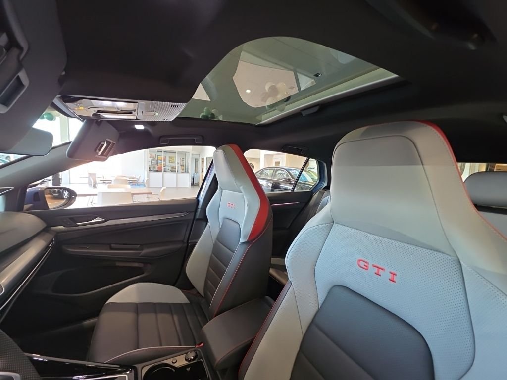 2025 Volkswagen Golf GTI SE - Photo 14