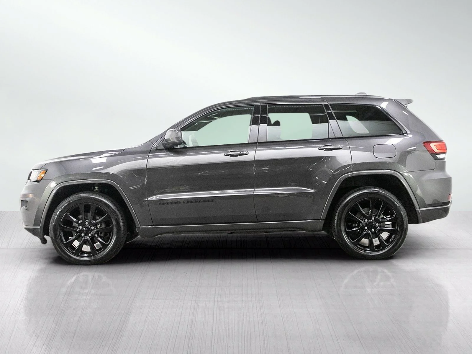 Used 2018 Granite Crystal Metallic Clearcoat Jeep Altitude image 2