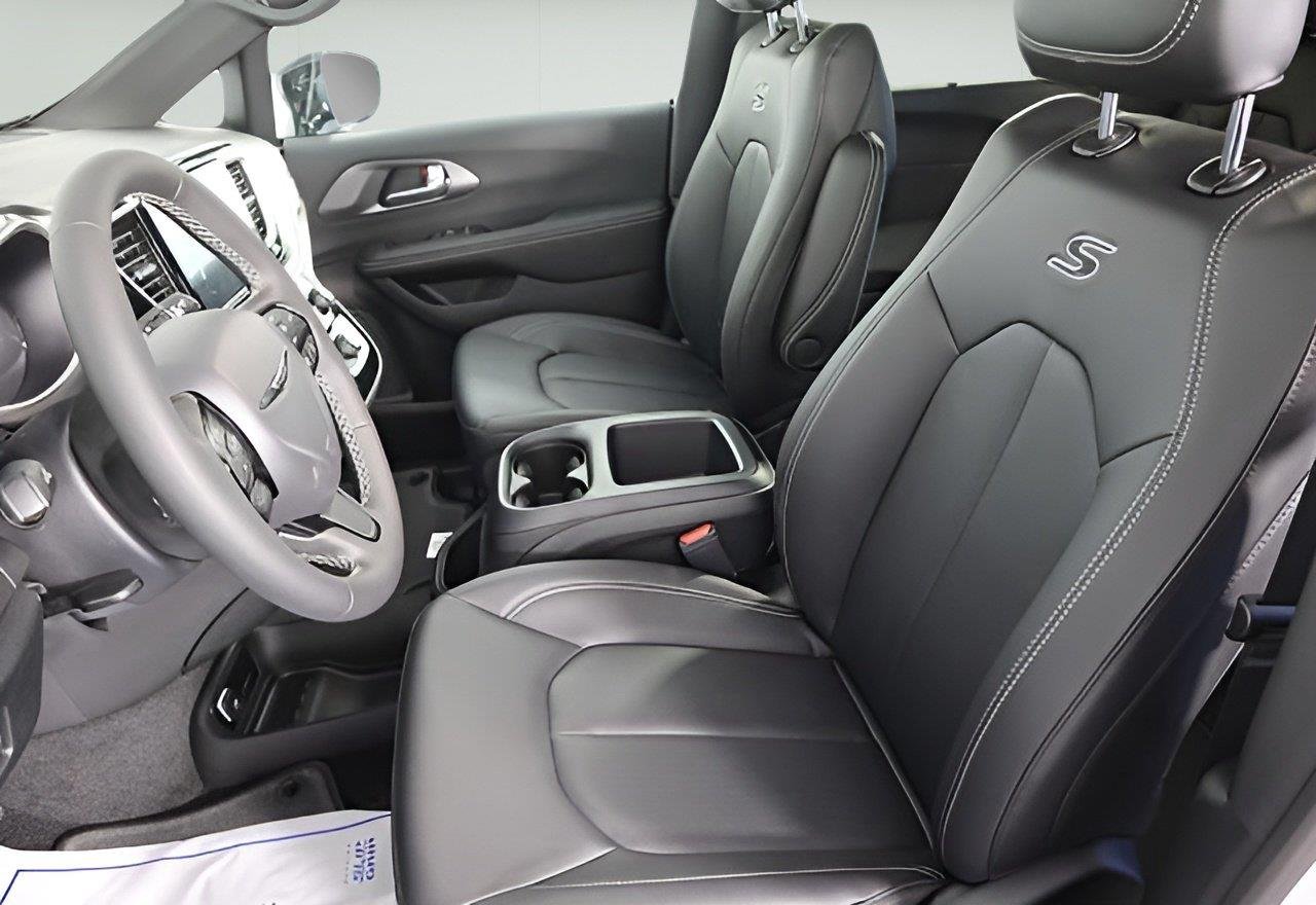 2026 Chrysler Pacifica Select - Photo 12