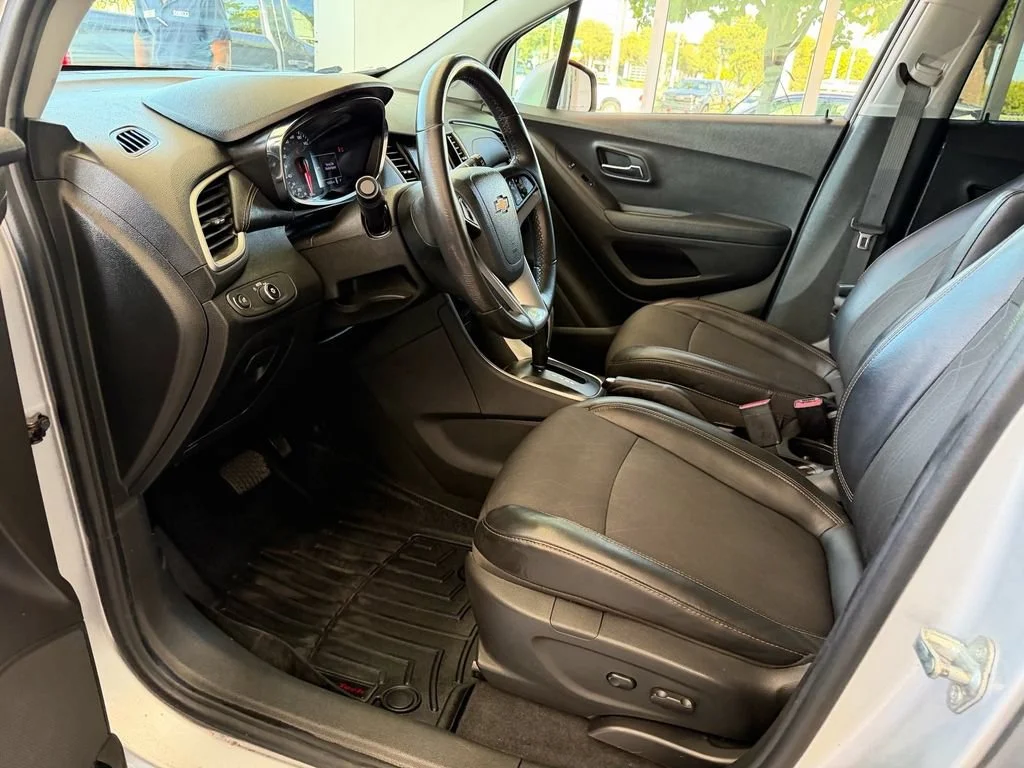 Used 2020 SILVER ICE METALLIC Chevrolet LT image 10