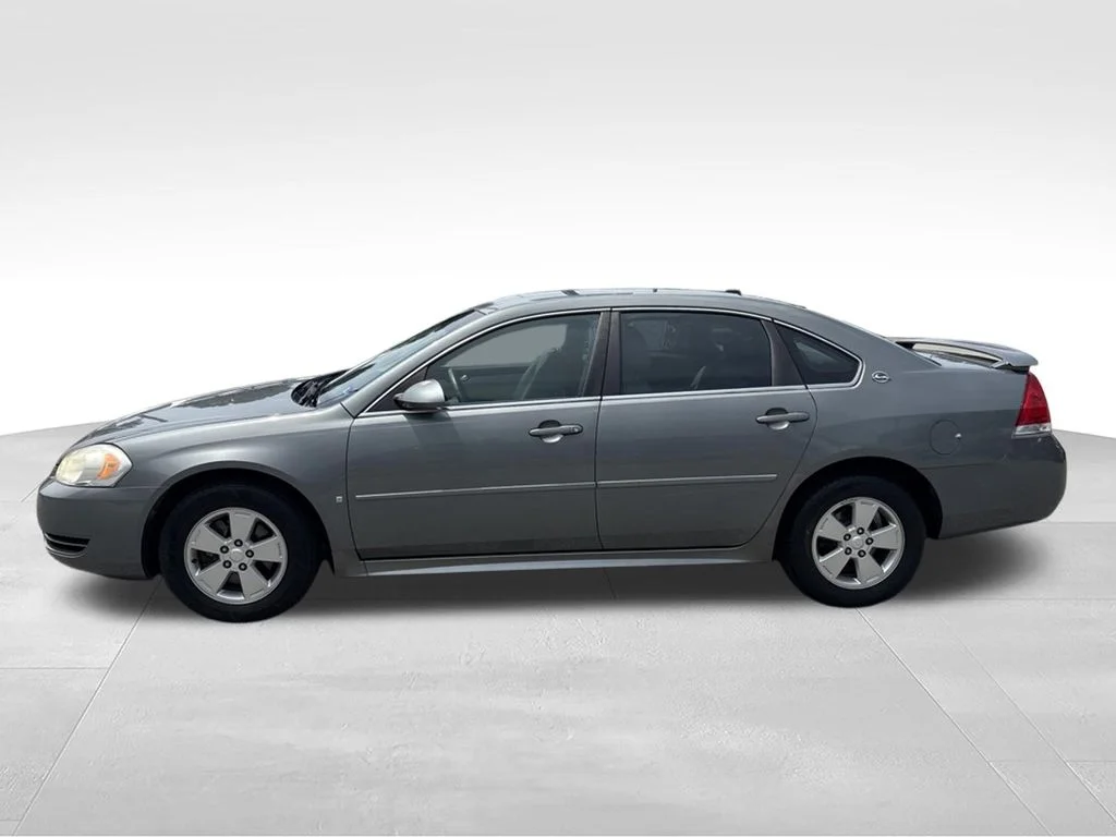 Used 2009 Dark Silver Metallic Chevrolet LT image 2