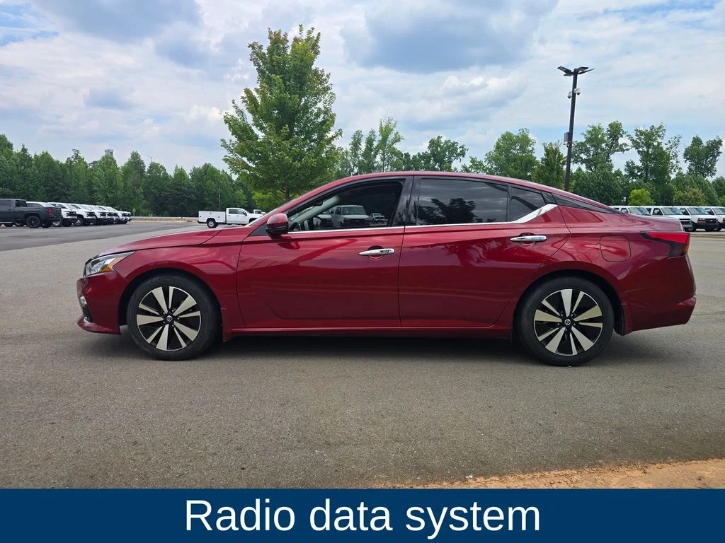 Used 2019 Red Nissan 2.5 SL image 5