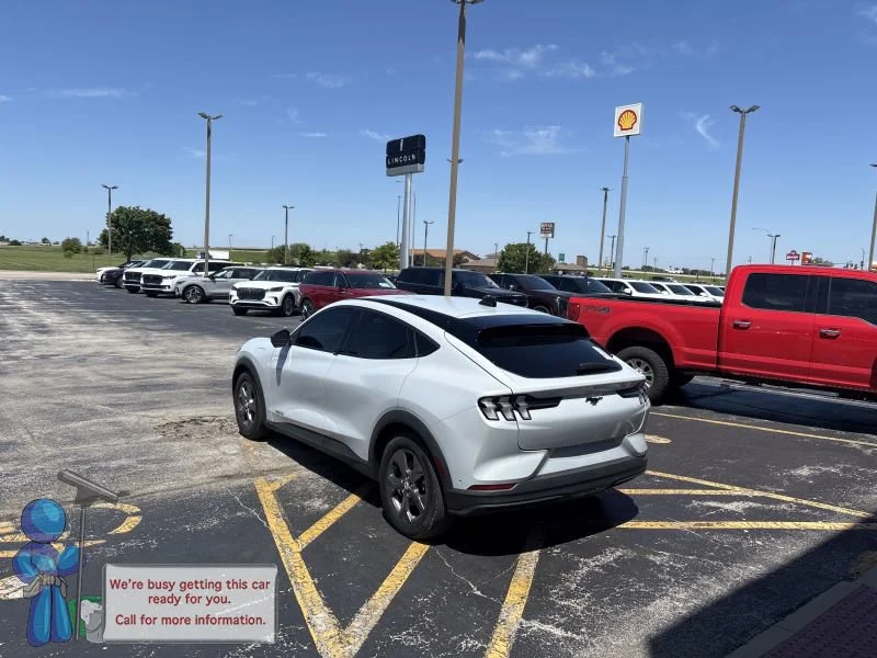 Used 2023 White Metallic Ford Select image 3