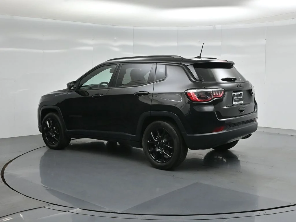 Used 2022 Black Jeep Altitude image 6