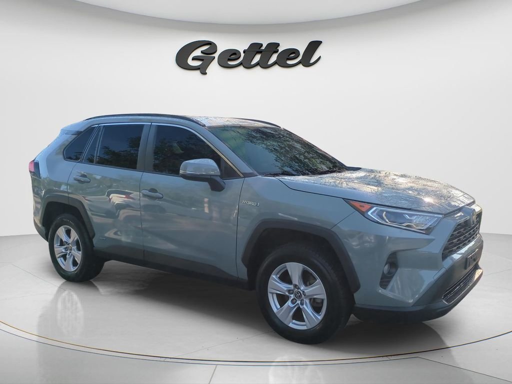 Used 2020  Toyota XLE image 3