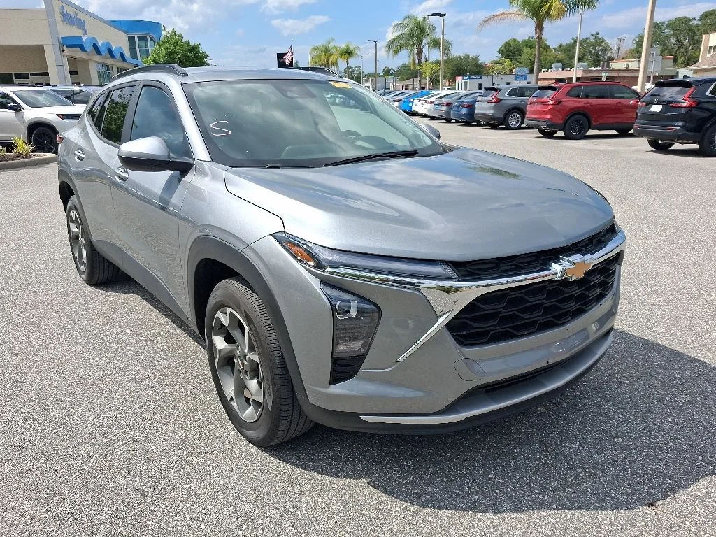 Used 2025 Gray Chevrolet LT image 3