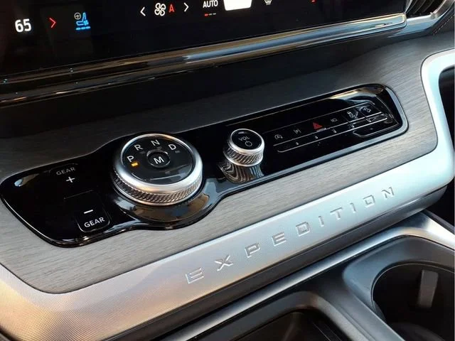 Used 2025  Ford Platinum image 9