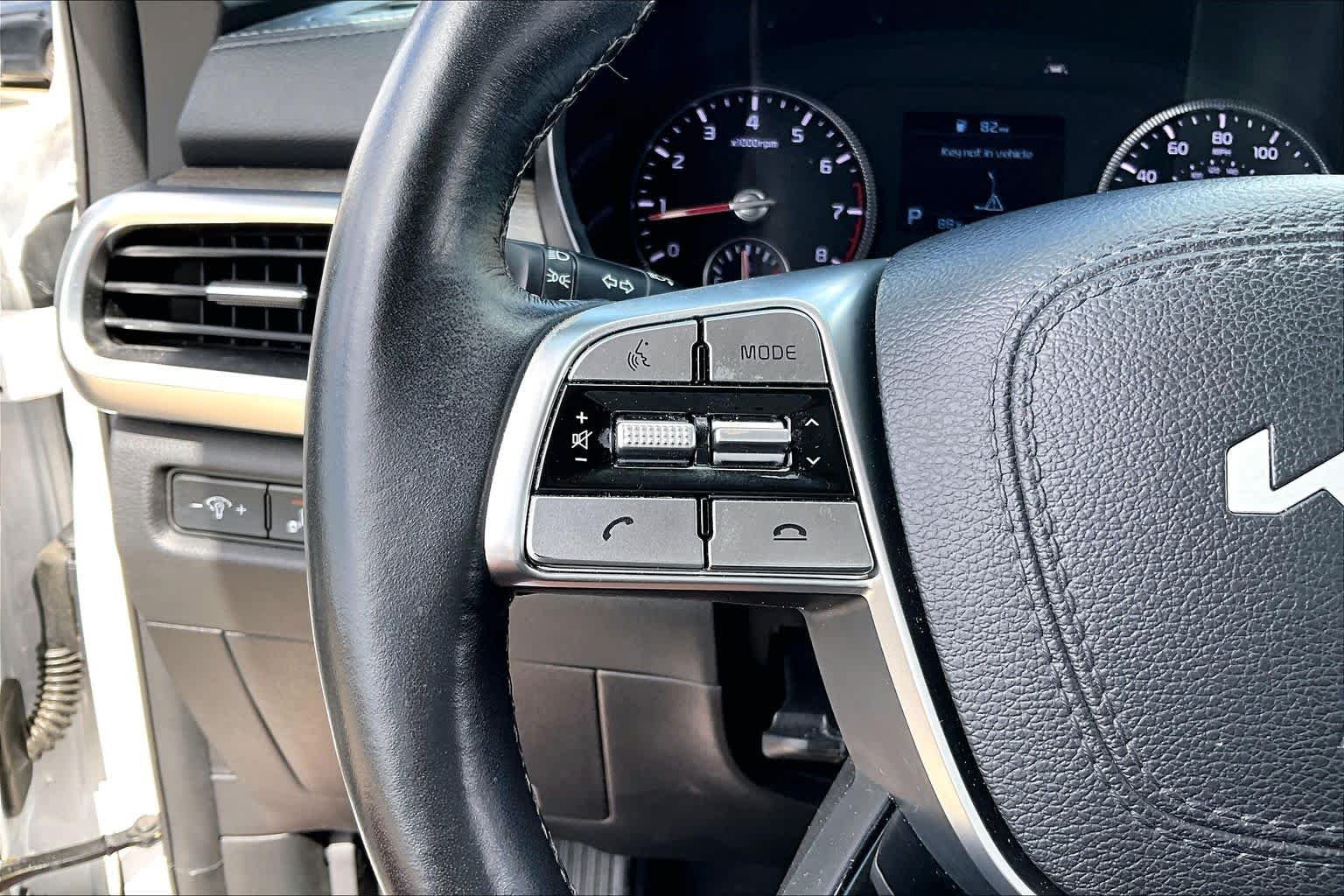 Used 2022 Glacial White Pearl Kia EX image 22