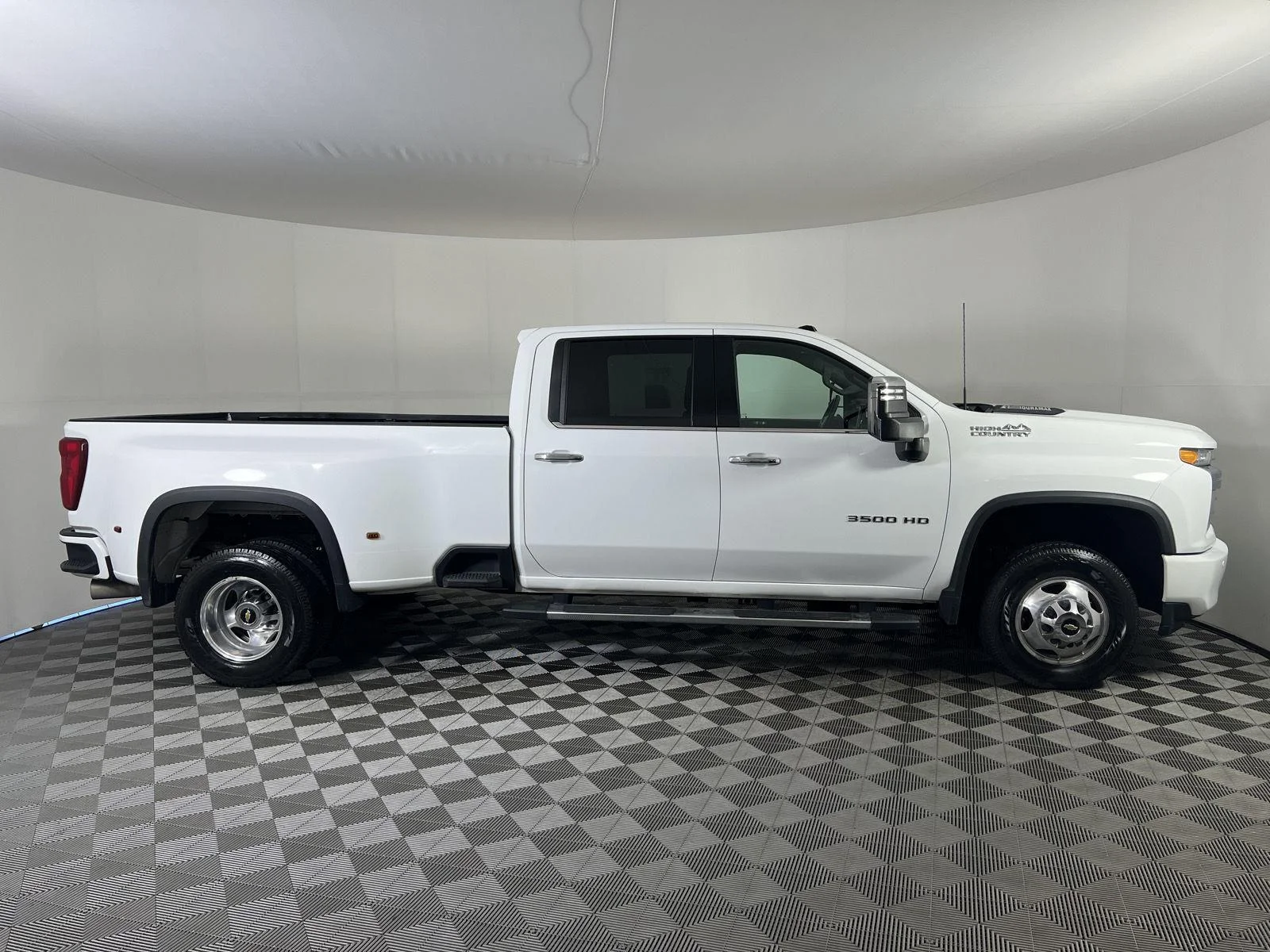 Used 2022 SUMMIT WHITE Chevrolet High Country image 22