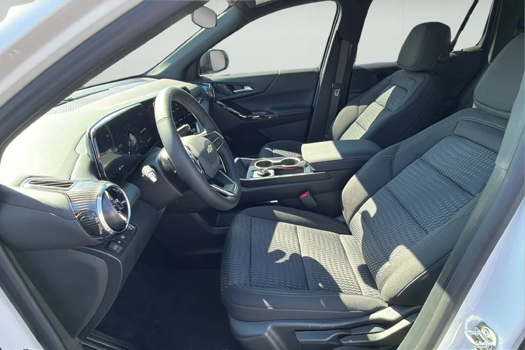 New 2027 Summit White Chevrolet LT image 18