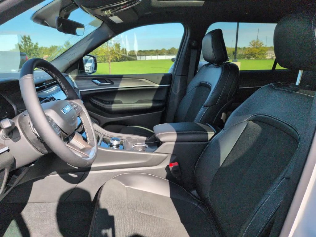 New 2027 White Jeep Laredo Altitude image 20