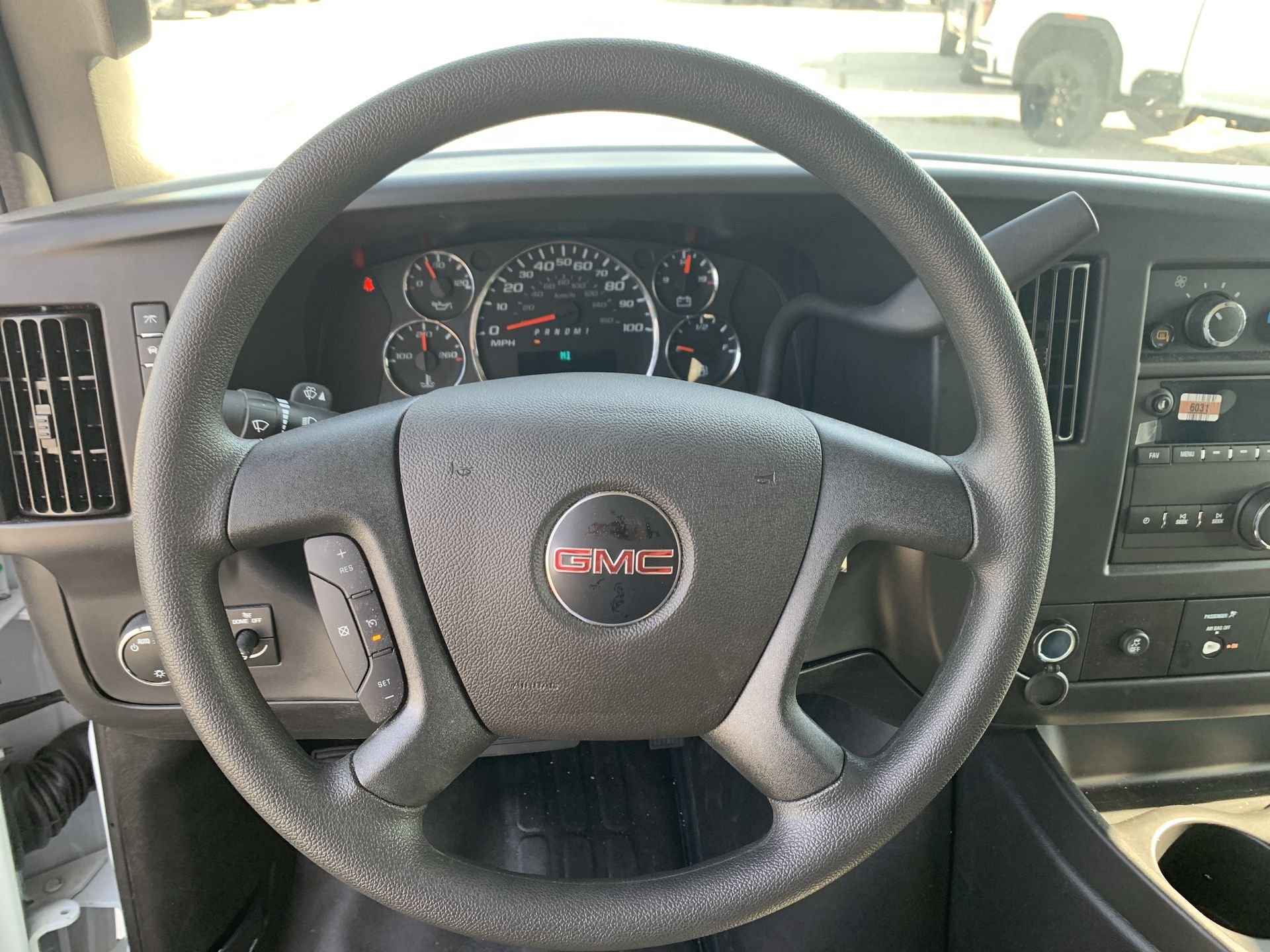 New 2025 Summit White GMC 1WT image 34