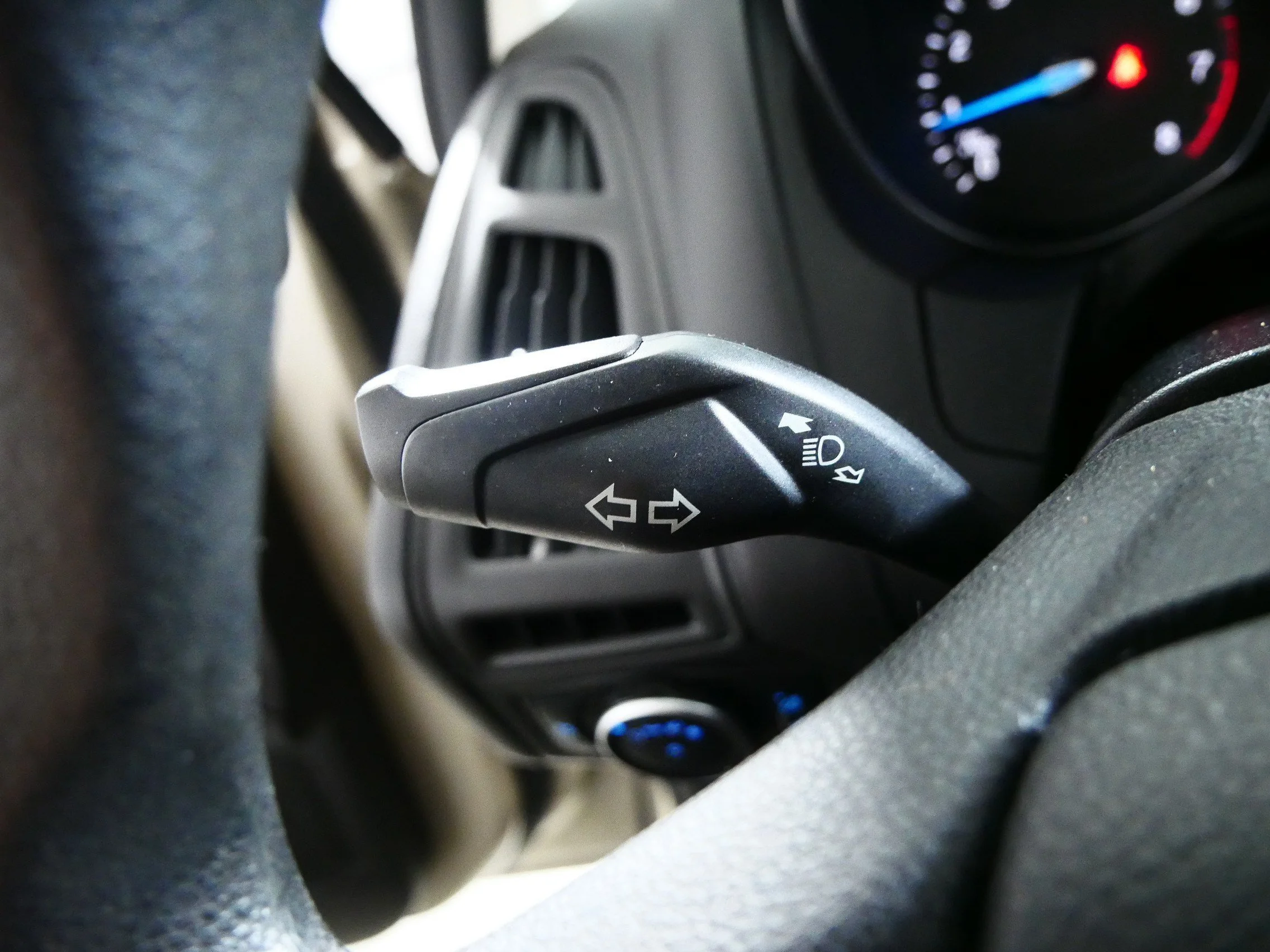 Used 2017 White Gold Metallic Ford SE image 31