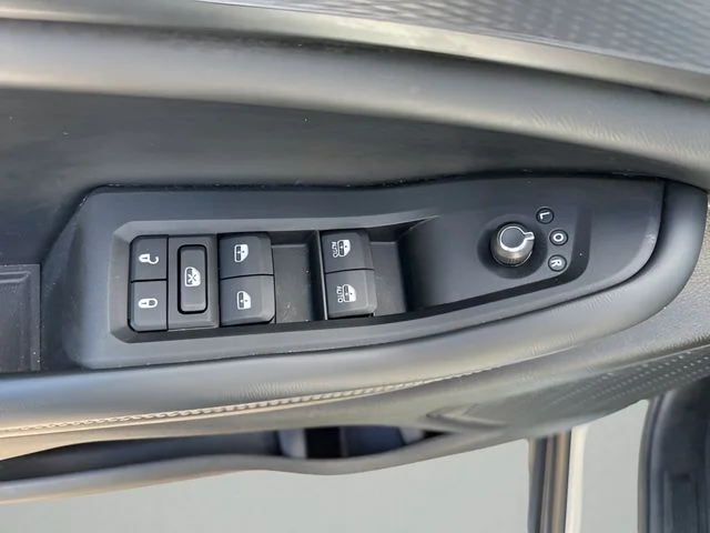 Used 2023 White Jeep Altitude image 10