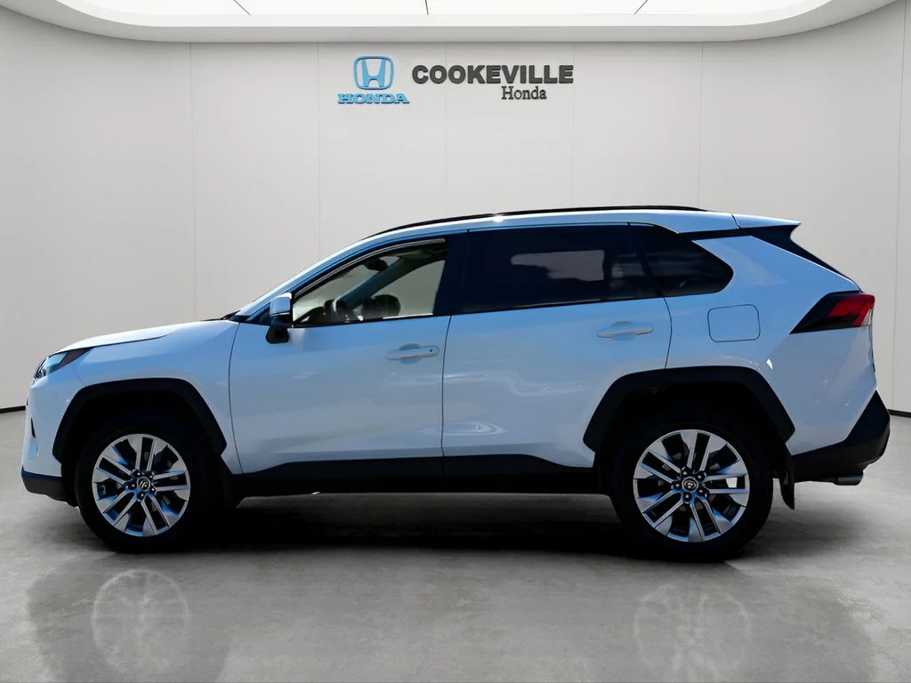 Used 2024 Wind Chill Pearl Toyota XLE Premium image 10