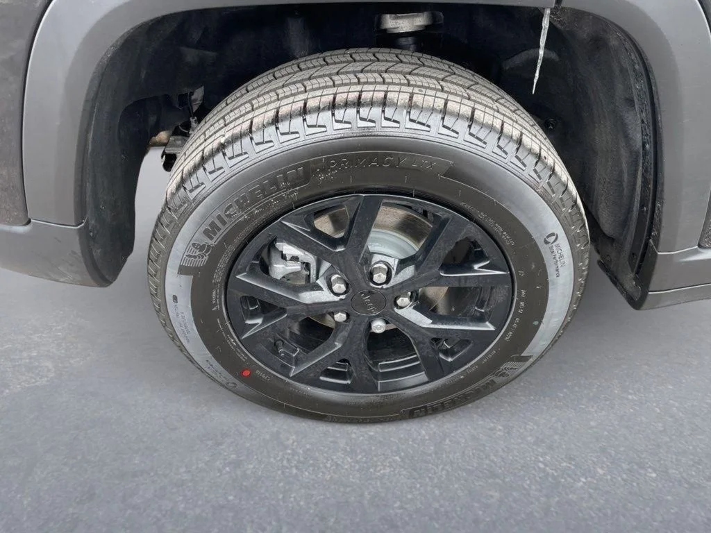 New 2026 Diamond Black Crystal Pearl-Coat Exterior Paint Jeep Altitude image 11