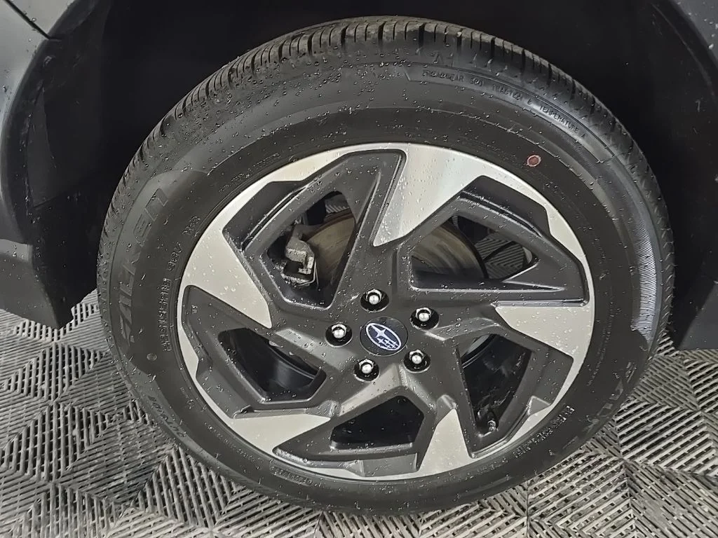 Used 2025 Ice Silver Metallic Subaru Limited image 14