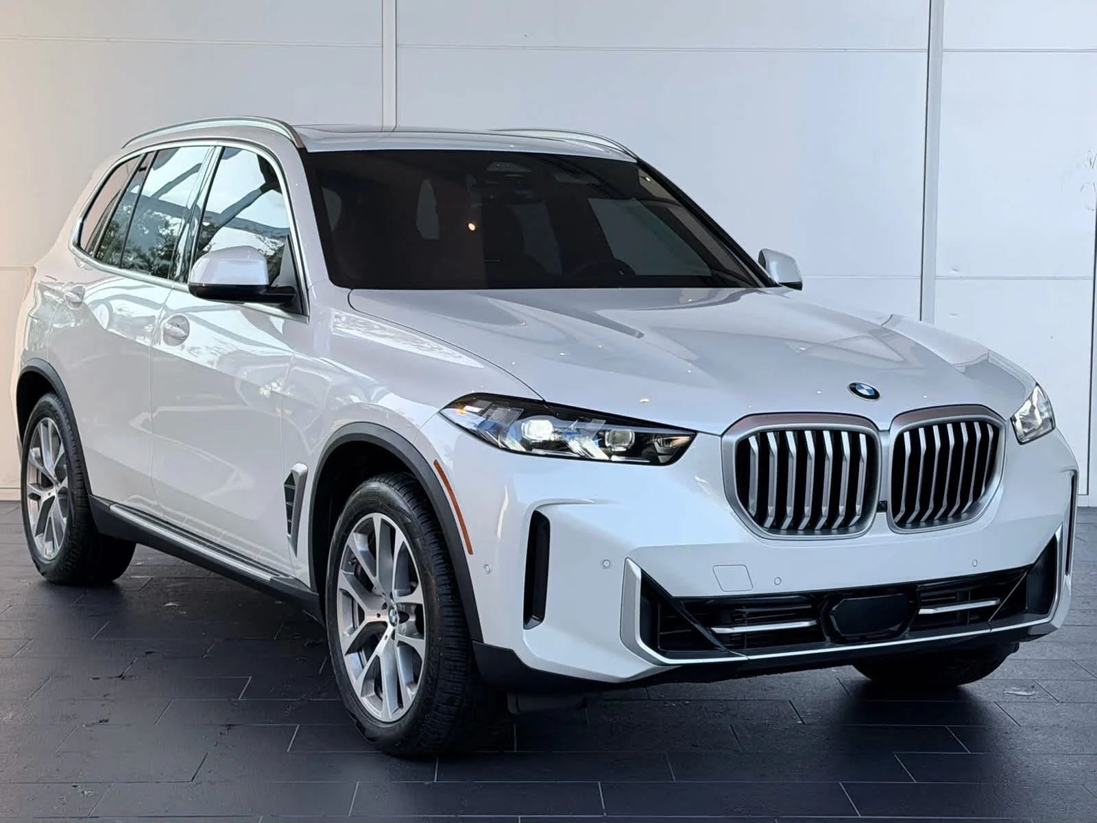 Used 2026  BMW sDrive40i image 3