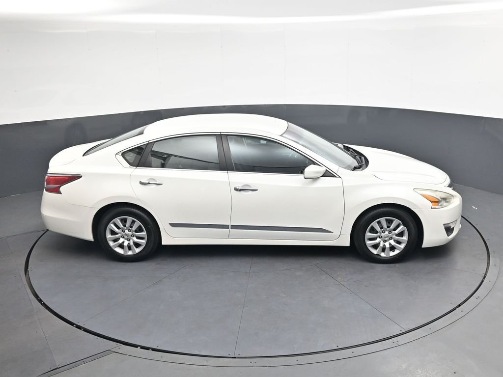 Used 2014 White Nissan 2.5 S image 30