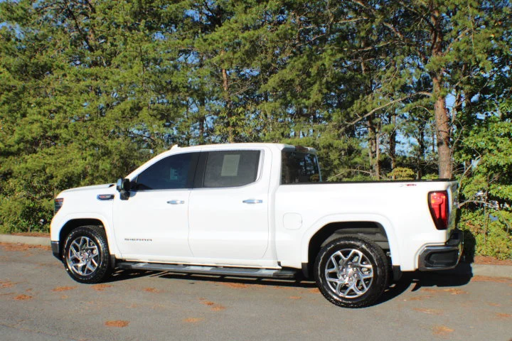 Certified Used 2026 Glacier White Tricoat GMC SLT image 3