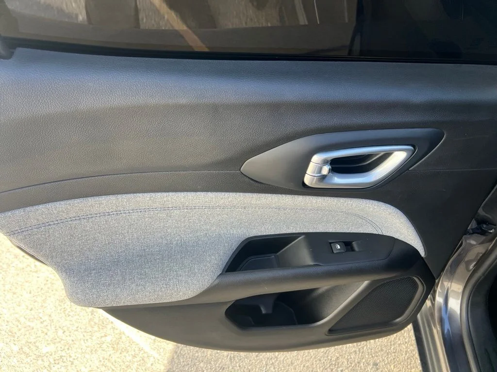 Used 2022 Granite Crystal Clearcoat Metallic Jeep Latitude image 22