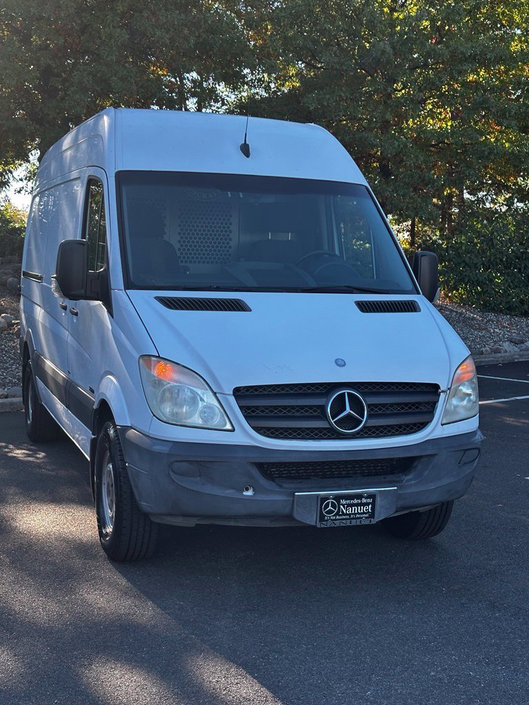 Used 2012  Mercedes-Benz Cargo 144 WB image 3
