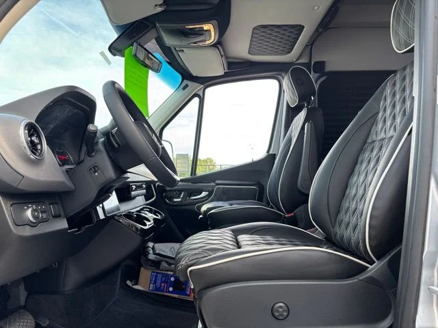 New 2027 Silver Mercedes-Benz Discovery Touring image 15