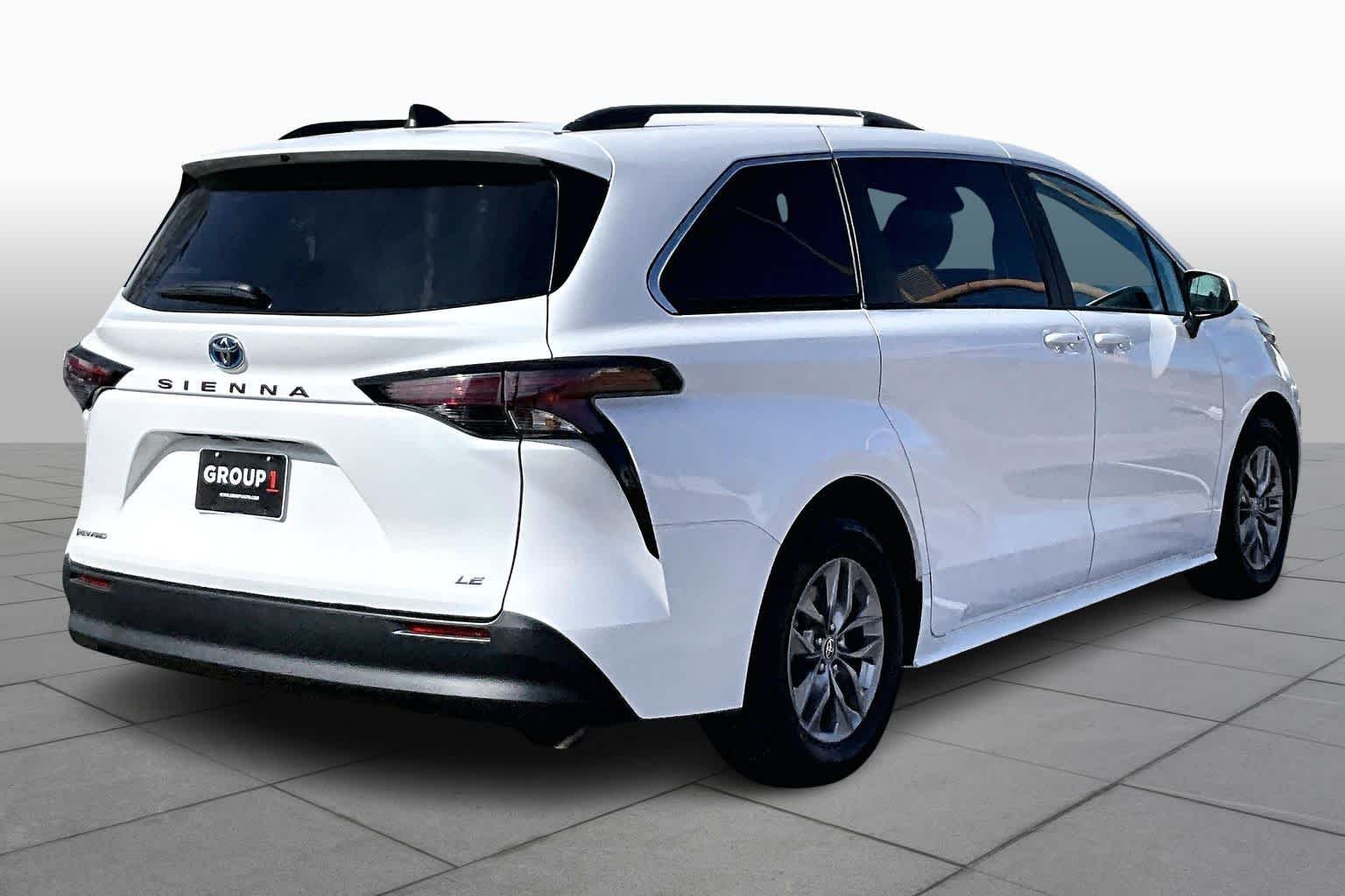 2025 Toyota Sienna LE - Photo 12