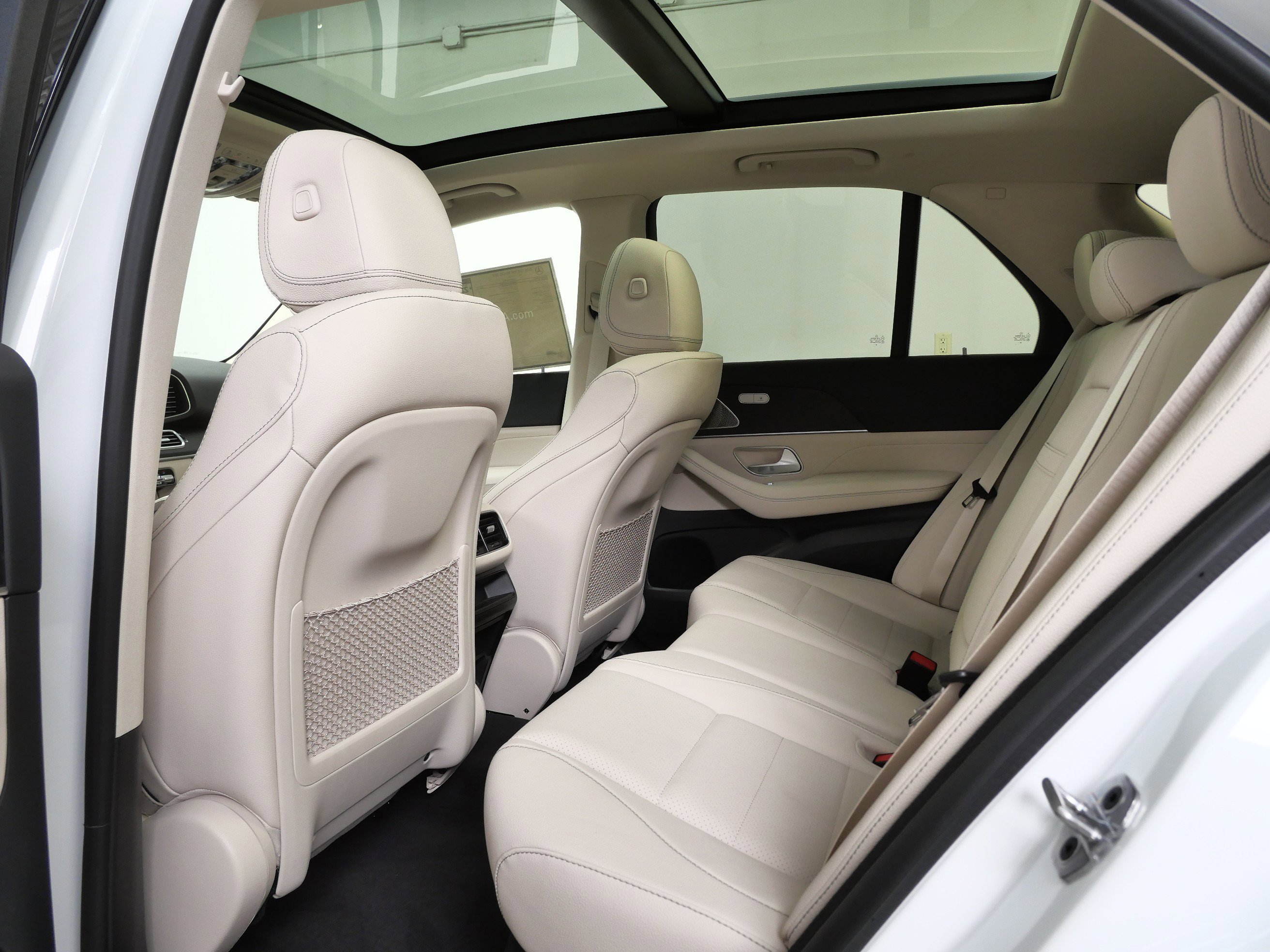 New 2026 MANUFAKTUR Moonlight White Metallic Mercedes-Benz GLE 350 image 9