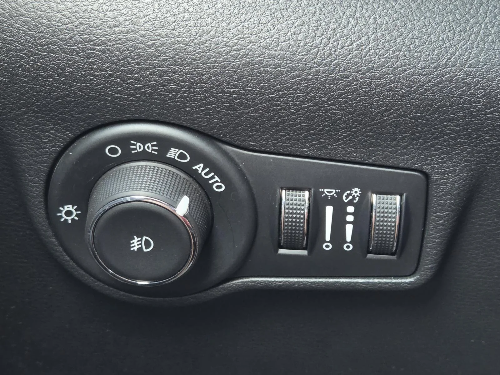 Used 2025 White/off-white Jeep Latitude 4x4 image 20