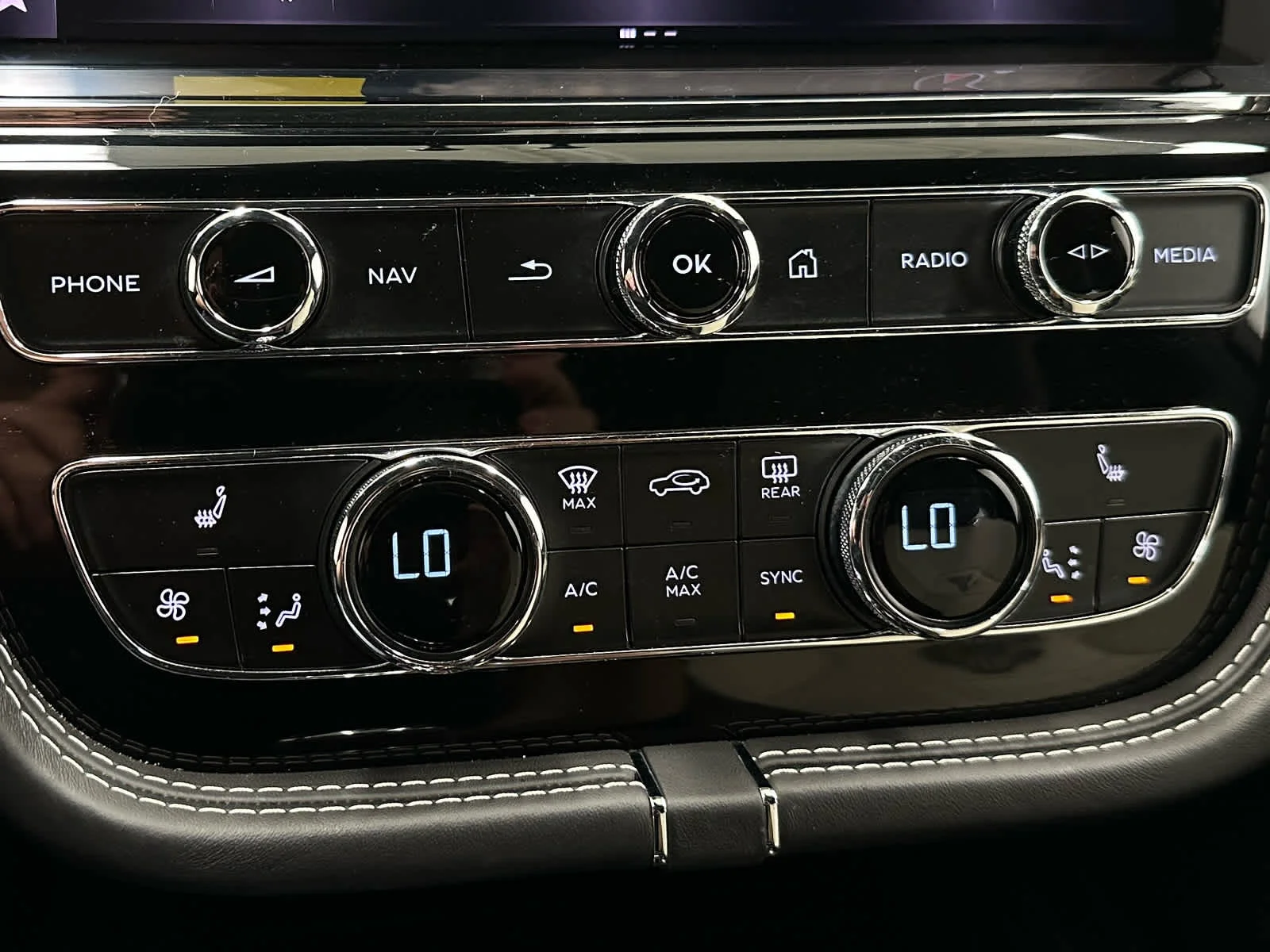 Used 2023 Glacier White Bentley V8 image 31