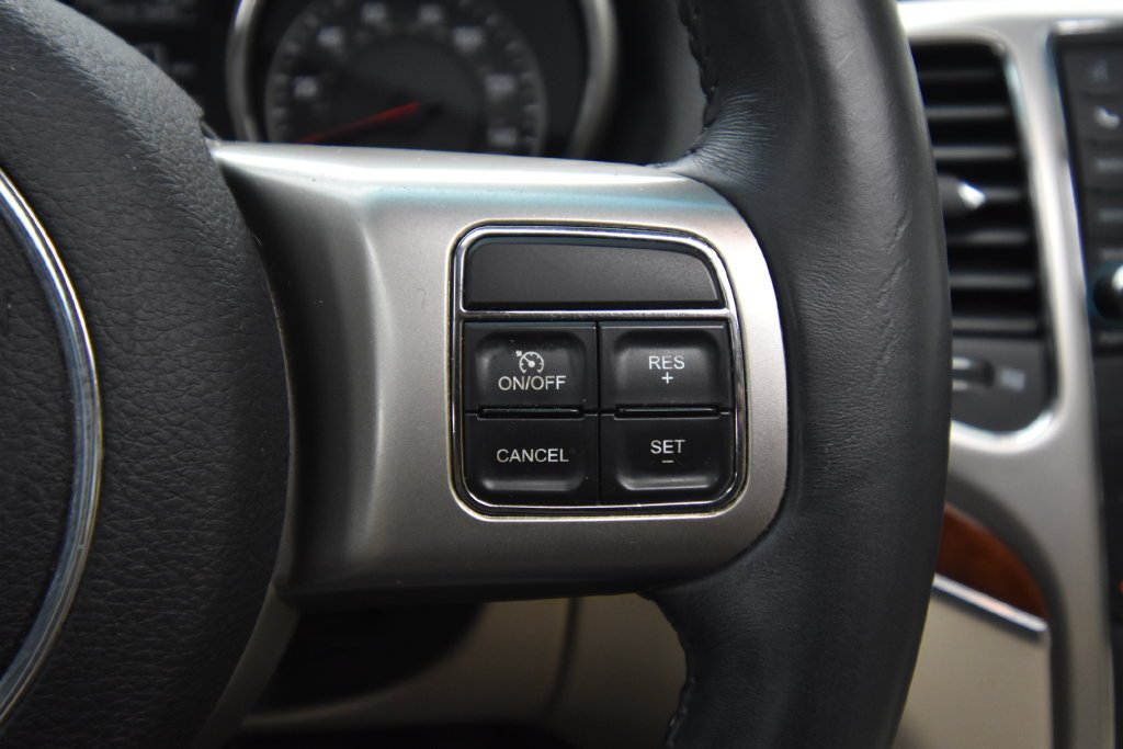 Used 2013 Bright White Clearcoat Jeep Limited image 28