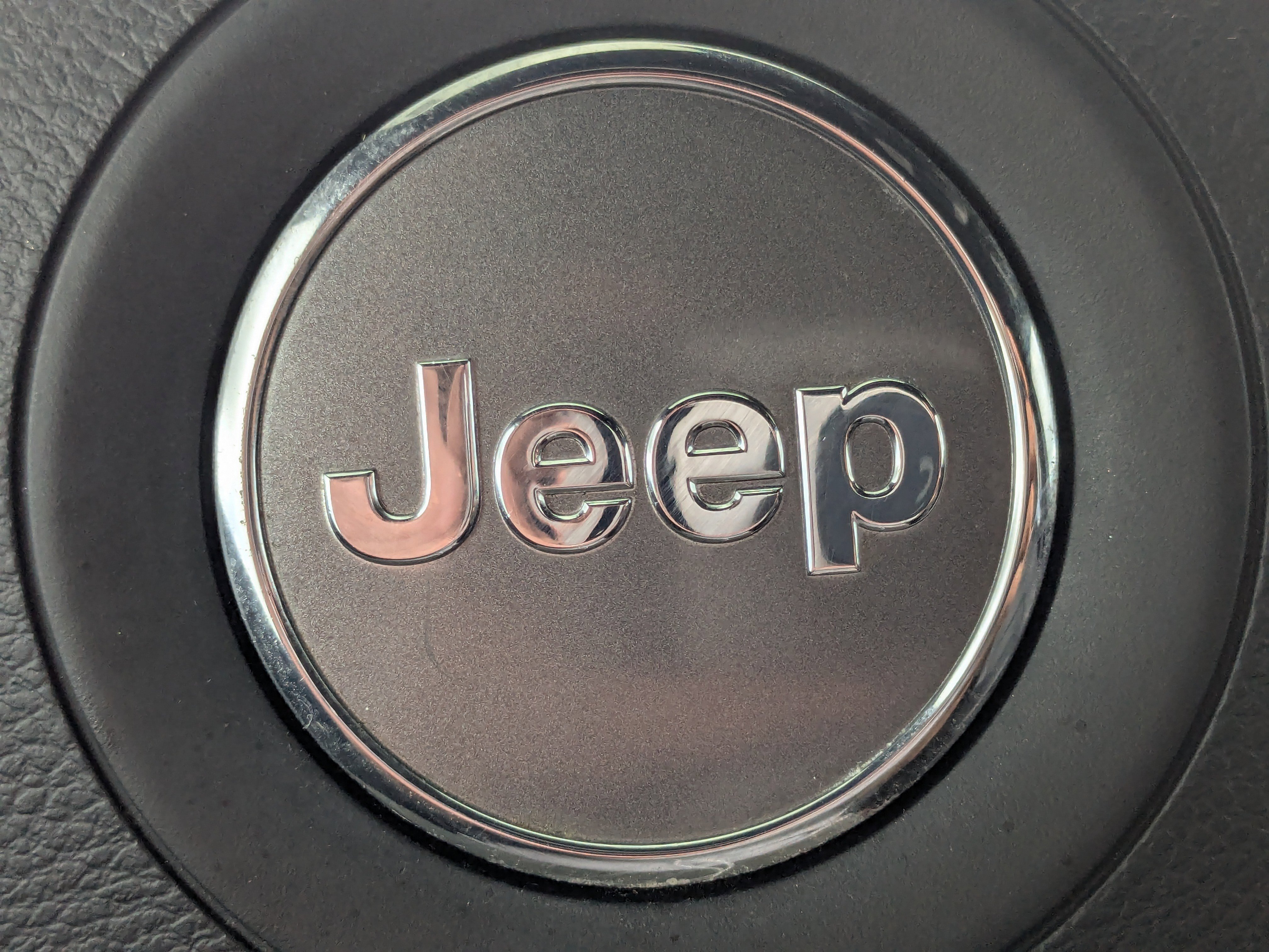Used 2019 Granite Crystal Metallic Clearcoat Jeep Overland image 32