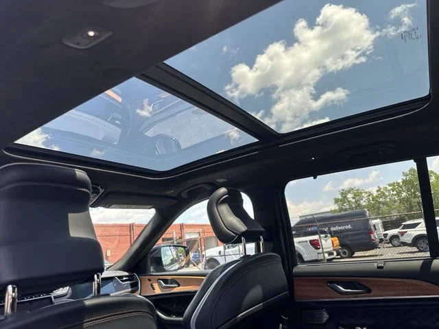 Used 2022 Diamond Black Jeep Summit Reserve image 18