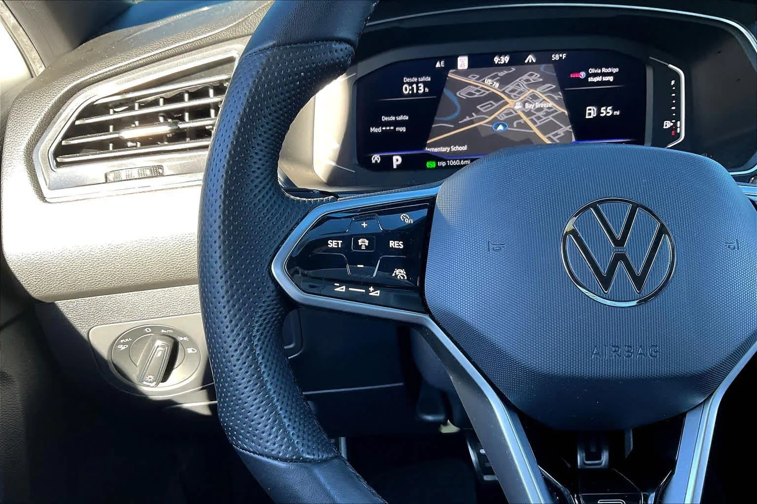 Used 2022 Oryx White Pearl Volkswagen SEL R-Line image 24