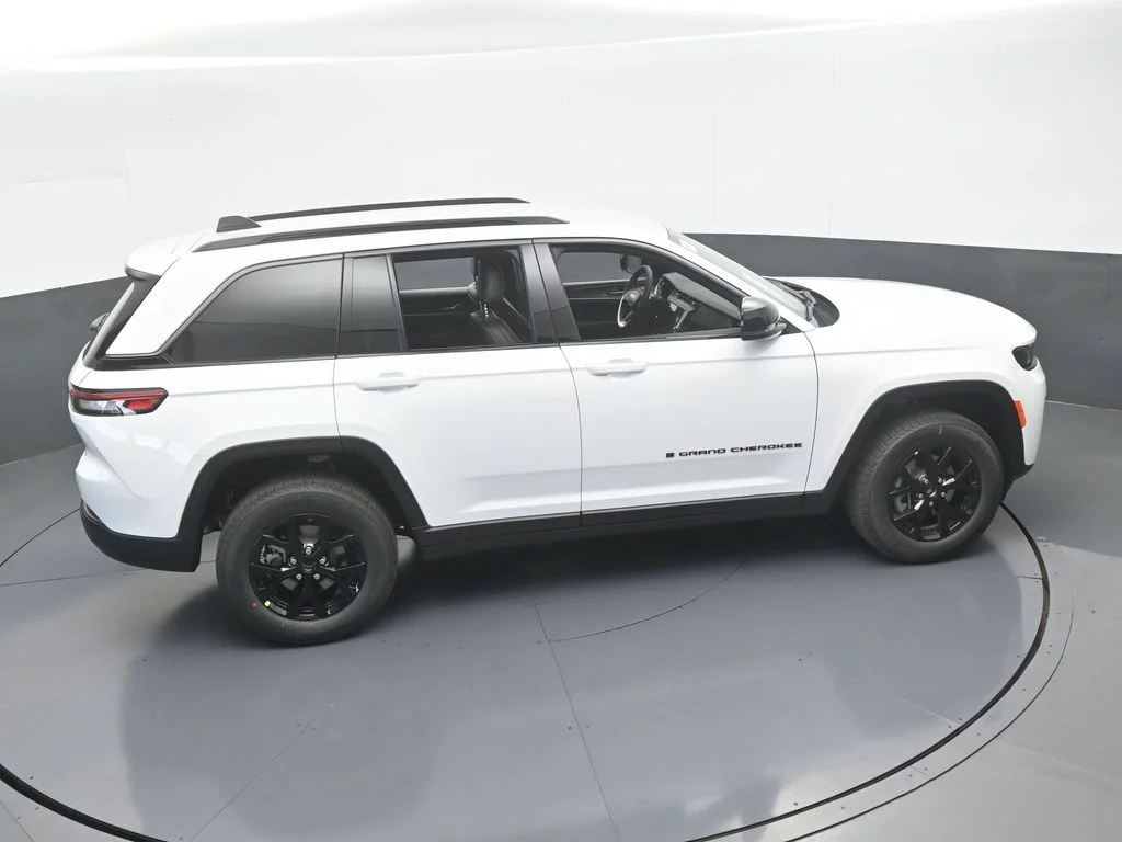 New 2026 Bright White Clear-Coat Exterior Paint Jeep Laredo image 51