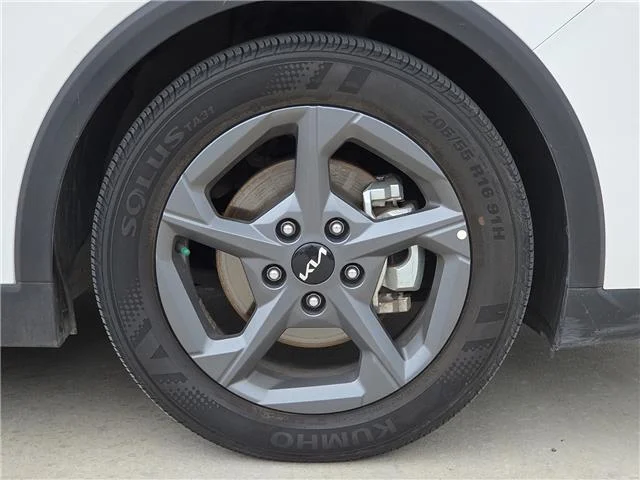 Used 2025 Snow White Pearl KIA LXS (IVT) image 7