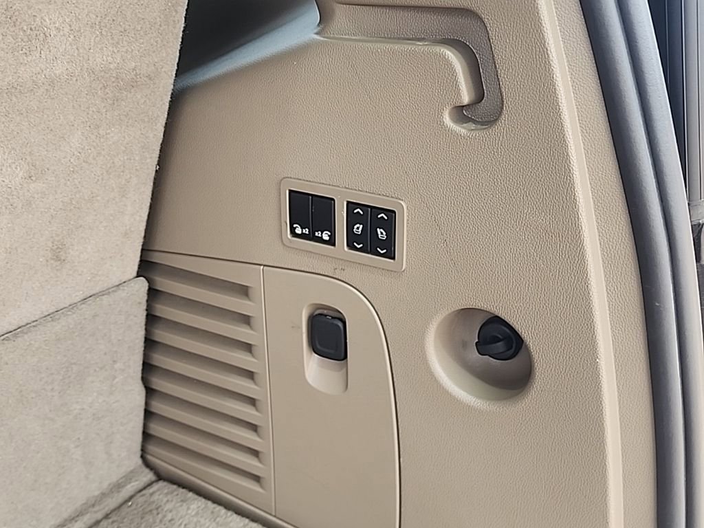 Used 2018 SILVER ICE METALLIC Chevrolet LT image 21
