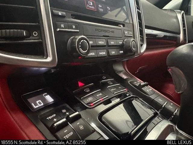 Used 2018  Porsche Base image 27